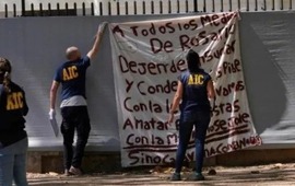 El cartel amenazante contra los periodistas de Rosario apareci&oacute; colgado en la reja de Telefe Rosario.