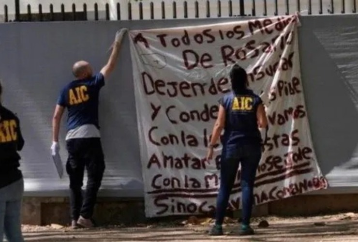 El cartel amenazante contra los periodistas de Rosario apareció colgado en la reja de Telefe Rosario.