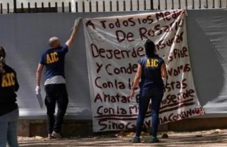 El cartel amenazante contra los periodistas de Rosario apareció colgado en la reja de Telefe Rosario.