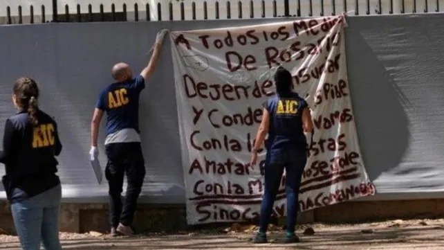 El cartel amenazante contra los periodistas de Rosario apareci&oacute; colgado en la reja de Telefe Rosario.