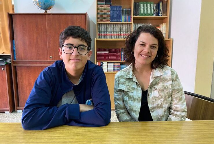 Bautista, junto a Romina, la profesora que lo acompa&ntilde;&oacute;.