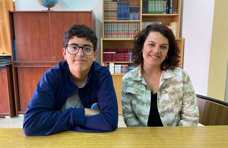 Bautista, junto a Romina, la profesora que lo acompa&ntilde;&oacute;.