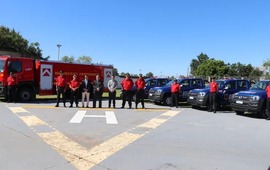 Imagen de Una autombomba y cuatro camionetas para los Bomberos Zapadores de Santa Fe y Rosario