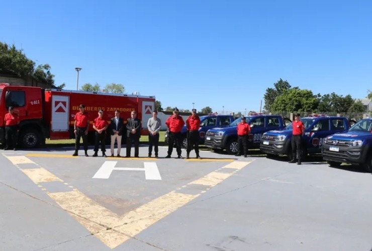 Imagen de Una autombomba y cuatro camionetas para los Bomberos Zapadores de Santa Fe y Rosario