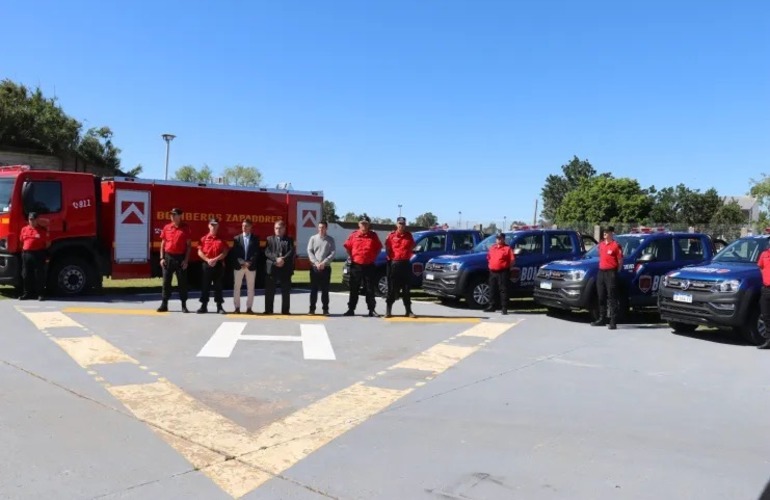 Imagen de Una autombomba y cuatro camionetas para los Bomberos Zapadores de Santa Fe y Rosario