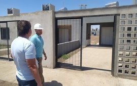 El  presidente comunal recorri&oacute; y mostr&oacute; las caracter&iacute;sticas de una de las unidades habitacionales.