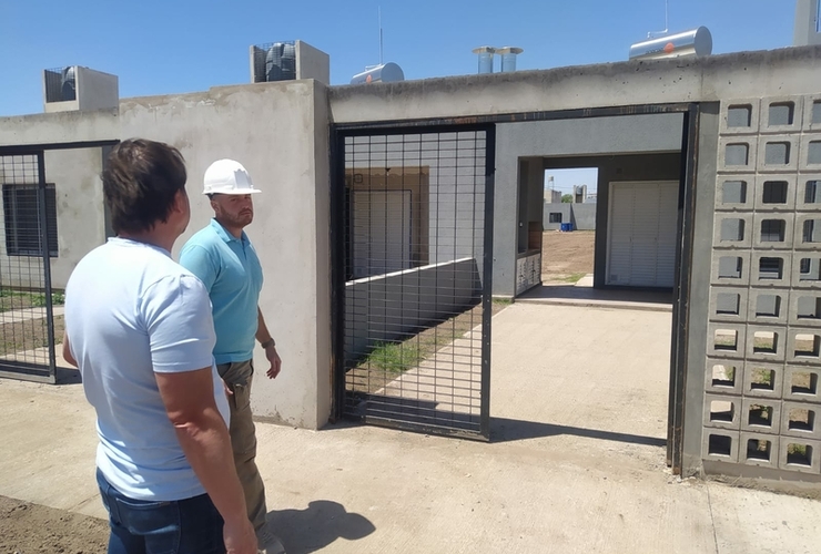 El  presidente comunal recorrió y mostró las características de una de las unidades habitacionales.
