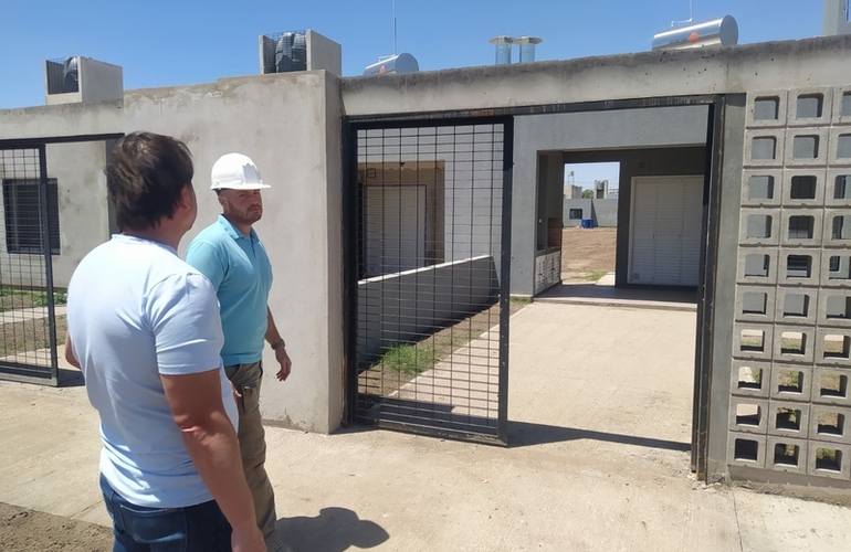 El  presidente comunal recorri&oacute; y mostr&oacute; las caracter&iacute;sticas de una de las unidades habitacionales.