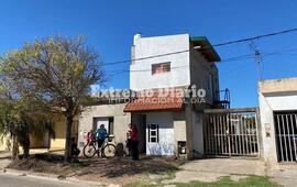 Los ladrones ingresaron por una ventana luego de trepar los techos.