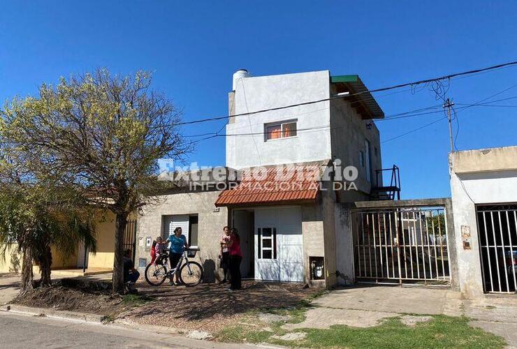 Los ladrones ingresaron por una ventana luego de trepar los techos.