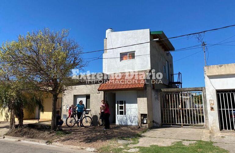 Los ladrones ingresaron por una ventana luego de trepar los techos.