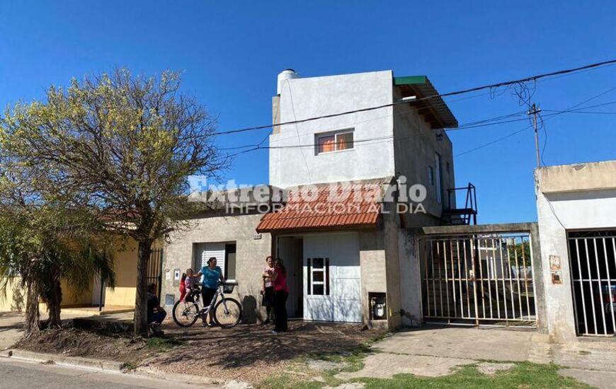 Los ladrones ingresaron por una ventana luego de trepar los techos.