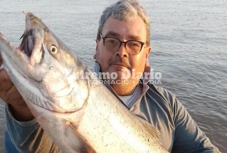 Pablo Piersanti es pescador y el 3 de noviembre encontró un ejemplar de salmón chinook de unos cinco kilos entre sus redes.