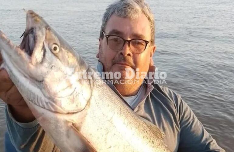 Pablo Piersanti es pescador y el 3 de noviembre encontró un ejemplar de salmón chinook de unos cinco kilos entre sus redes.