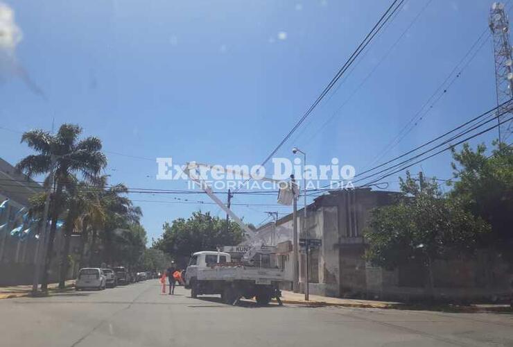 Purco y empleados municipales trabajando frente al palacio.