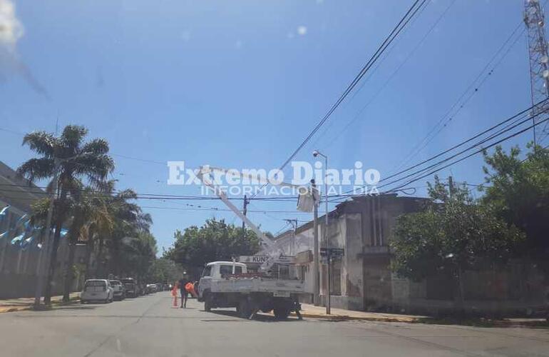 Purco y empleados municipales trabajando frente al palacio.