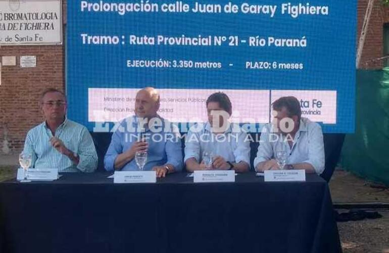 Imagen de Omar Perotti en Fighiera: Apertura de sobres para pavimentaci&oacute;n