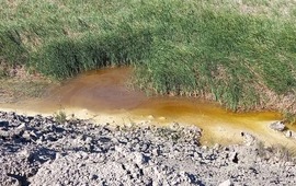 Imagen capturada de l&iacute;quidos vertidos al curso del r&iacute;o Paran&aacute; y lagunas linderas a la f&aacute;brica metal&uacute;rgica.