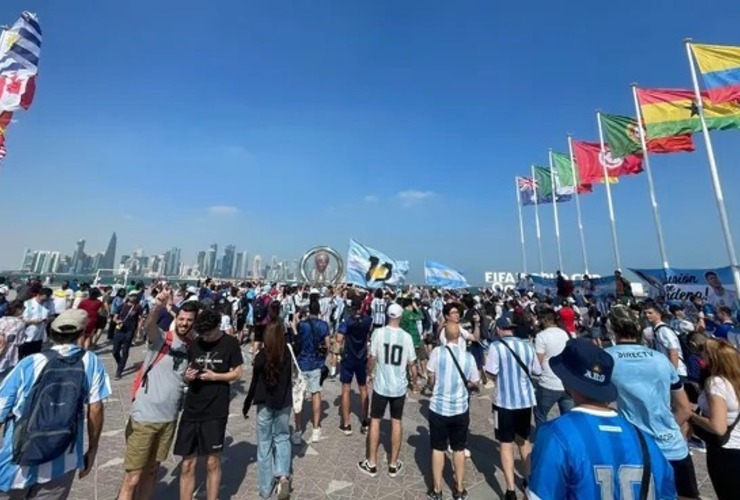 Qatar 2022. Miles de hinchas argentinos coparon Corniche, emblemático corredor marítimo que ofrece las mejores vistas de la capital del emirato.