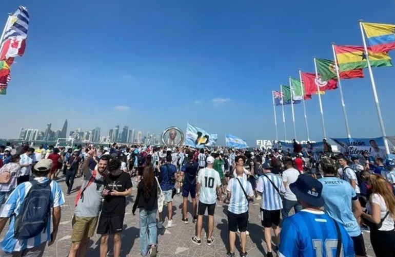 Qatar 2022. Miles de hinchas argentinos coparon Corniche, emblemático corredor marítimo que ofrece las mejores vistas de la capital del emirato.