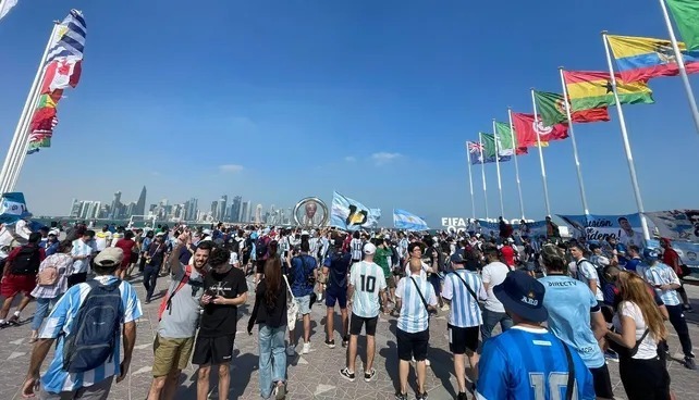 Qatar 2022. Miles de hinchas argentinos coparon Corniche, emblem&aacute;tico corredor mar&iacute;timo que ofrece las mejores vistas de la capital del emirato.