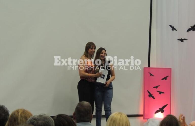 Imagen de Alvear reconoció a la primera mujer graduada en la carrera de Técnico Superior en Mantenimiento Industrial