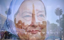Hebe Bonafini naci&oacute; en la ciudad de Ensenada el 4 de diciembre de 1928 y en 1942 se cas&oacute; Humberto Bonafini, con quien tuvo tres hijos: Jorge Omar, Ra&uacute;l Alfredo y Mar&iacute;a Alejandra.