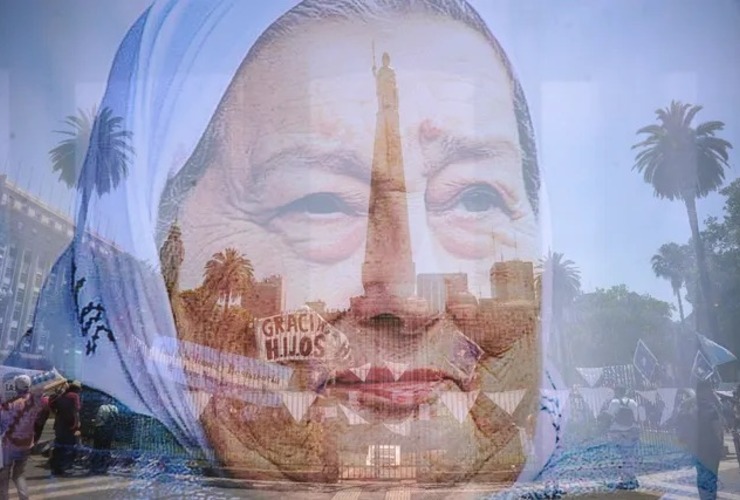 Hebe Bonafini naci&oacute; en la ciudad de Ensenada el 4 de diciembre de 1928 y en 1942 se cas&oacute; Humberto Bonafini, con quien tuvo tres hijos: Jorge Omar, Ra&uacute;l Alfredo y Mar&iacute;a Alejandra.