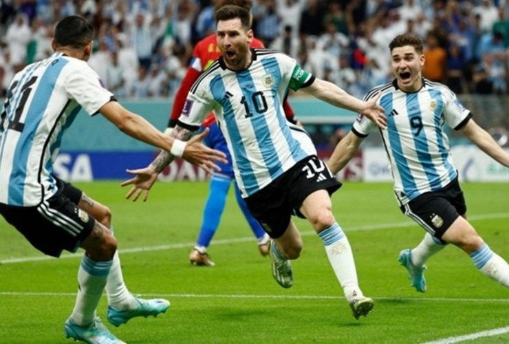 Messi, en su quinto mundial con Argentina, quiere llevar a la selección a los octavos de final. (EFE)