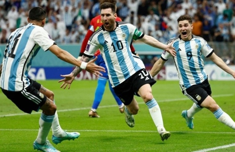 Messi, en su quinto mundial con Argentina, quiere llevar a la selección a los octavos de final. (EFE)