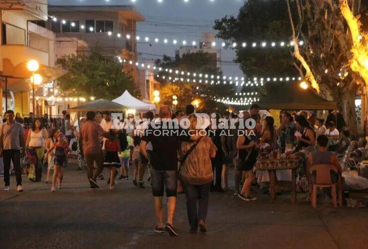 Imagen de Paseo Peatonal: Noche convocante en el centro de la ciudad