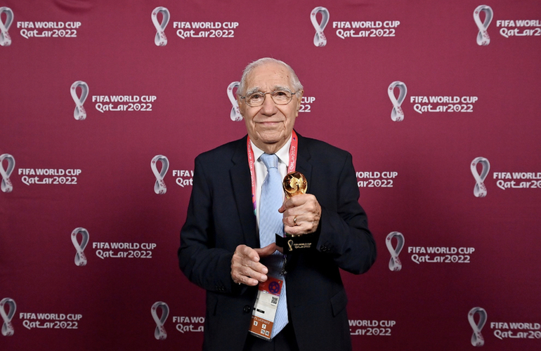 Imagen de El periodista argentino Enrique Macaya Márquez, fue distinguido por la FIFA, por su récord de cobertura periodística en 17 Mundiales.