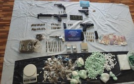Imagen de Casi dos kilos de coca&iacute;na, 800 gramos de marihuana y cinco armas de fuego frente a una comisar&iacute;a