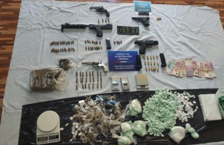 Imagen de Casi dos kilos de cocaína, 800 gramos de marihuana y cinco armas de fuego frente a una comisaría