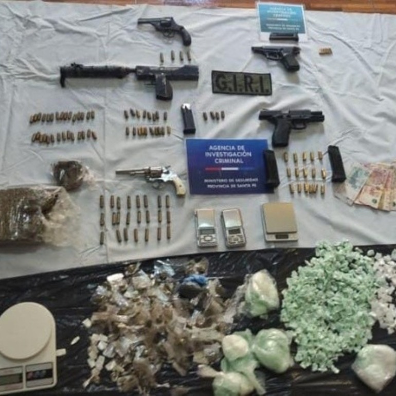 Imagen de Casi dos kilos de cocaína, 800 gramos de marihuana y cinco armas de fuego frente a una comisaría