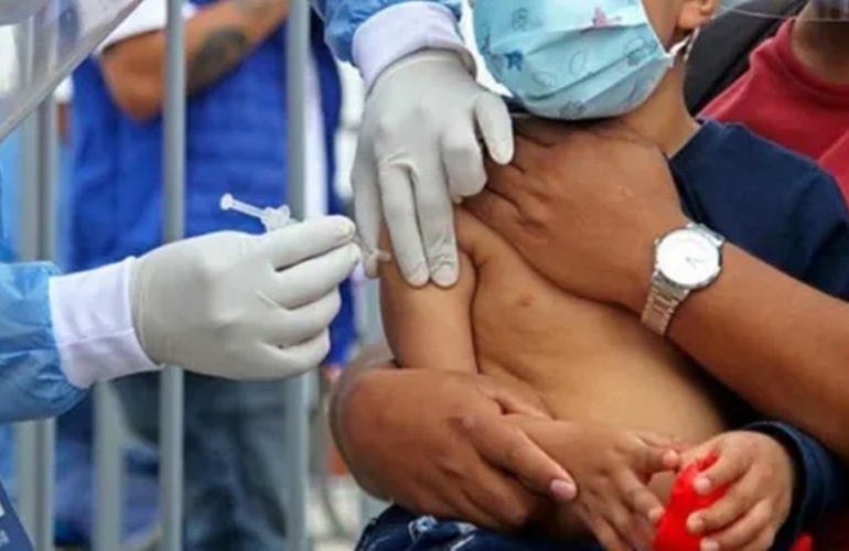Imagen de Juez federal ordena suspender la promoción de la vacunación covid en menores