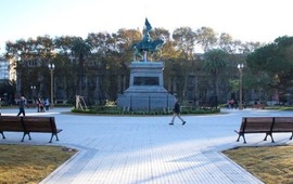 Imagen de Baleado por su pap&aacute;, fue a buscar ayuda a la plaza San Mart&iacute;n