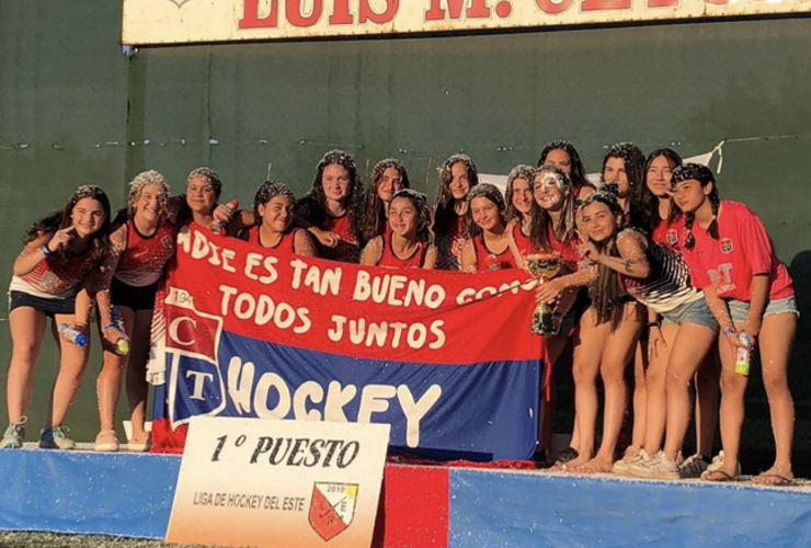 Imagen de La Sub-15 de Talleres, Campeonas de la Liga de Hockey del Este.