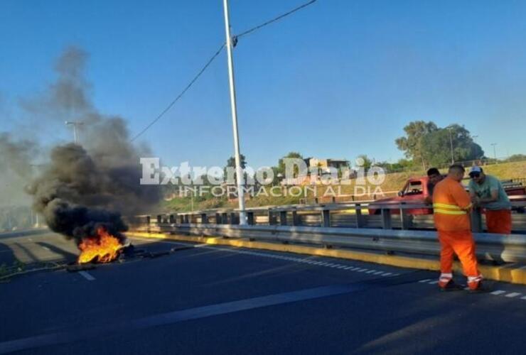 Imagen de Corte total en el acceso sur a Circunvalación por la protesta de portuarios Imagen de Corte total en el acceso sur a Circunvalación por la protesta de portuarios