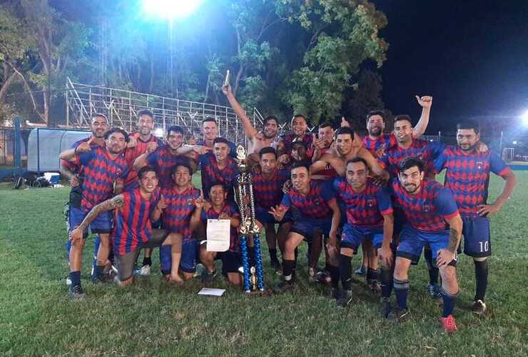 Imagen de Copa Picante: El Barza le ganó 4 a 2 a Newells y levantó la copa en el Gabino Machuca