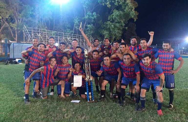 Imagen de Copa Picante: El Barza le ganó 4 a 2 a Newells y levantó la copa en el Gabino Machuca