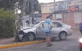 Imagen de Auto colision&oacute; contra un poste
