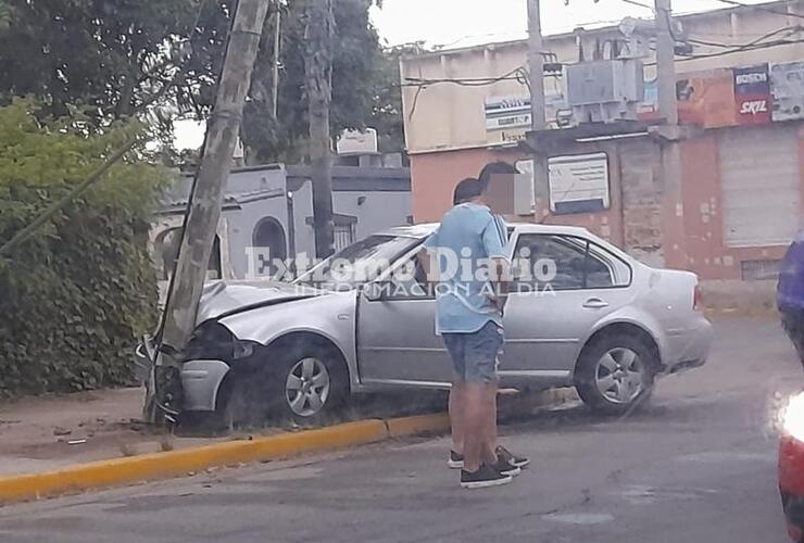 Imagen de Auto colision&oacute; contra un poste