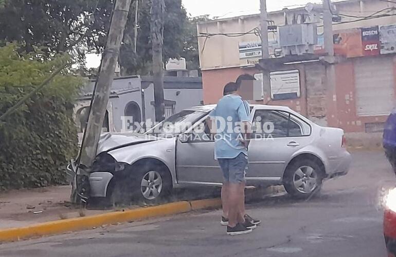 Imagen de Auto colisionó contra un poste