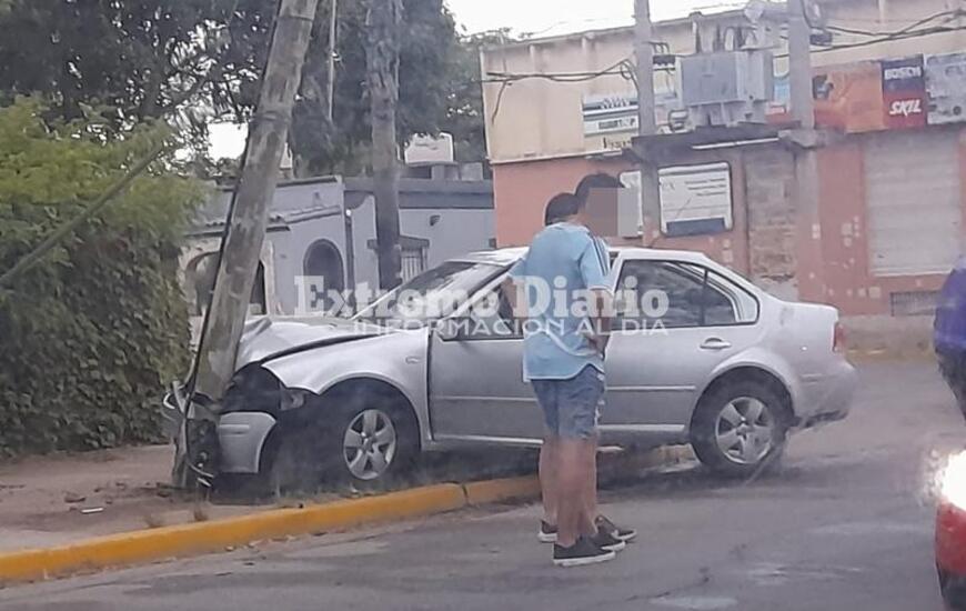 Imagen de Auto colision&oacute; contra un poste