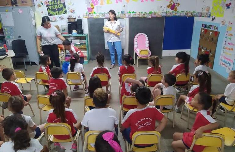 Recorrida por la institución y charlas en los salones sobre higiene bucal.