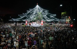 Una multitud acompa&ntilde;&oacute; el acto de encendido este jueves. (Alan Monz&oacute;n/Rosario3)