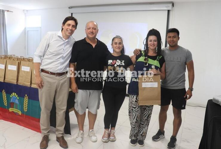 Imagen de Entrega de bandera de Fighiera a las instituciones locales