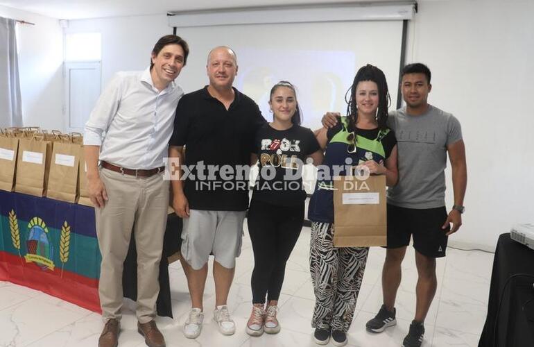 Imagen de Entrega de bandera de Fighiera a las instituciones locales