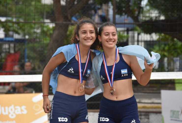 Imagen de Sol Chiummiento, de C.A.U., fue Medalla de Bronce en Beach Vóley en el Sudamericano de Paraguay.